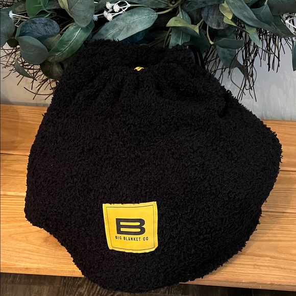 Big Blanket Co Black Fleece Blanket Premiere Plush Wrap - Picture 1 of 10
